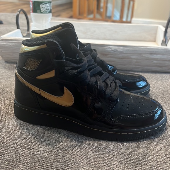 Black and gold airjordan ones (size 4Y) - Picture 4 of 5
